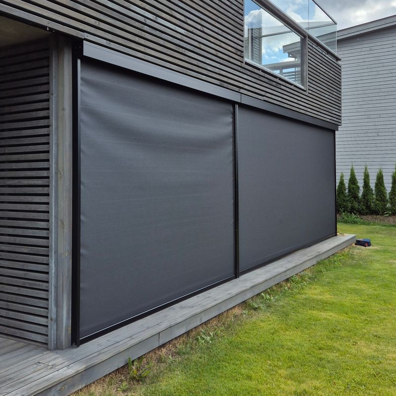 To ZIP Screens på en terrasse der duken henger slakt nederst
