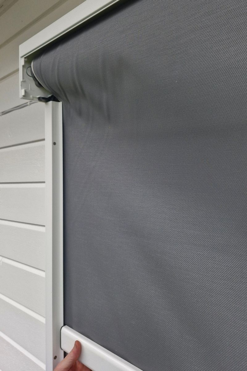 ZIP Screen med frontdekselet tatt av kassetten, der duken har rullet seg skjevt på rullen