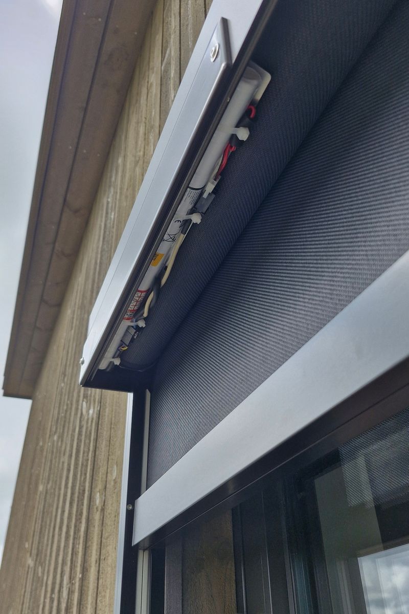 Åpen kassett på en ZIP Screen med solcellemotor, der batteri og elektronikk ligger inne i kassetten