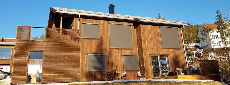 Enebolig i trekledning med ZIP Screens over vinduene i to etasjer